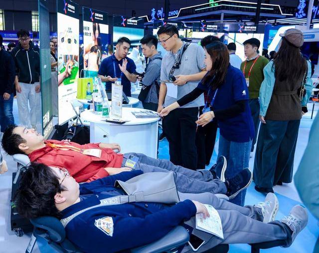 态人机工学椅亮相高交会开元棋牌清闲智能携